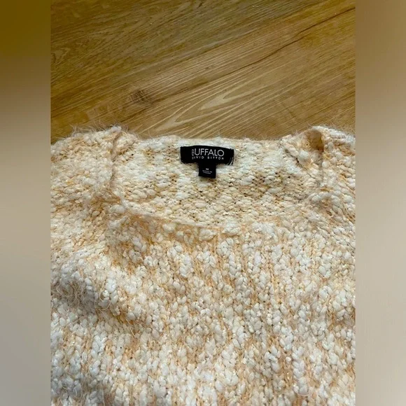 🌟 David Bitton Buffalo Sz Med Women’s Creamy & White Eyelash Sweater - Picture 5 of 10